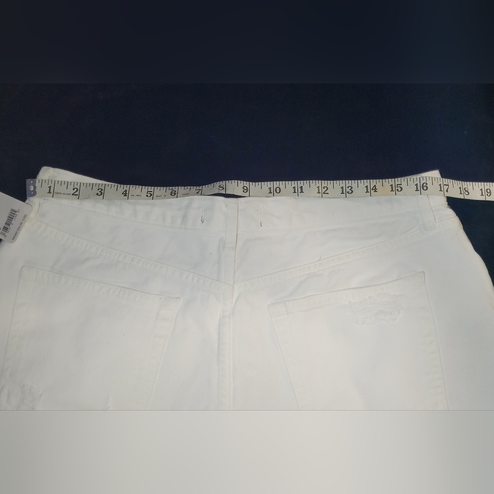 Free People• Optic White Distressed Button-Up Jean Shorts▪︎ Size 32 *NEW* - Picture 7 of 16